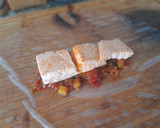 Foto del paso 2 de la receta: Rollitos de salmón y pisto en papel de arroz