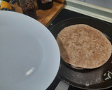 Foto del paso 5 de la receta: Quesadilla integral de chili con carne, aguacate y mozzarella 🥑