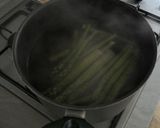 Foto del passaggio 1 della ricetta Asparagi e occhio di bue