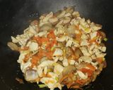 Foto del paso 5 de la receta: Tallarines con pollo y verduritas al wok