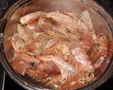 Foto del paso 2 de la receta: Caldo de pescado para paella o sopa