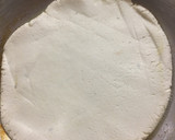 Foto del paso 2 de la receta: Pizza con harina de arroz en sartén 🍳