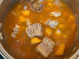Judías blancas con costillas, calabaza y kale
