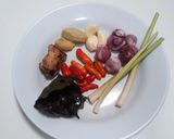 Foto langkah ke 2 dari resep Ikan Kuah Kuning Asam Pedas.