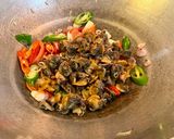 Foto langkah ke 3 dari resep Tumis Kerang Dara.