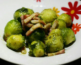 Foto del paso 4 de la receta: Coles de bruselas salteadas con ajito y bacon