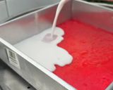 Foto langkah ke 5 dari resep Lapis Gulung Merah Putih.
