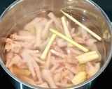 Hình bước làm 1 của món Chân gà ngâm sả tắc