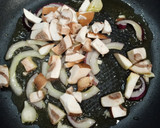 Foto del paso 2 de la receta: Ventresca de merluza con portobello