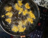 A picture of step 2 of Onion pakoda.