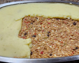 Foto del paso 10 de la receta: Pastel de papa con relleno de carne - con cebolla, morrón, aceituna, huevo duro y pasas de uva