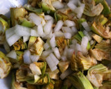 Foto del paso 3 de la receta: Tortilla de alcachofas con cebolla