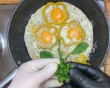 A picture of step 4 of "Yellow Flower" Fried Eggs🌼🌼🌼.