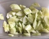 Une image de l'étape 1 de Salade de concombre, radis, tomates à la menthe et feta.