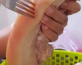 Hình bước làm 2 của món Thịt ba chỉ chiên da giòn