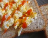 Foto langkah ke 2 dari resep Sandwich Nugget & Egg Scramble.