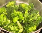 Foto langkah ke 2 dari resep Blanched Broccoli with Garlic and Cashew.