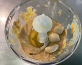 Une image de l'étape 2 de Sauce salade aux anchois, moutarde de Dijon et ail mariné.