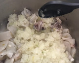 Foto del paso 3 de la receta: Guiso de calamar y gambones, con patatas, cebolla y guisantes