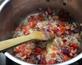 Une image de l'étape 7 de Moules à l'oignon rouge tomates coriandre et crème.