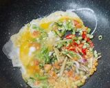 รูปขั้นตอนการทำที่ 3 ของ ข้าวผัดสมุนไพรใส่ไข่ไม่ใส่น้ำมัน
