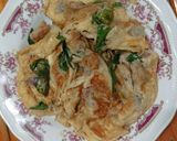 รูปขั้นตอนการทำที่ 4 ของ ไข่เจียวทะเลใส่ใบโหระพา