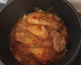 Foto del paso 5 de la receta: Muslos de pollo a la cazuela con ciruelas, orejones y piñones 🍗