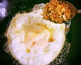 Foto langkah ke 3 dari resep Telur Ceplok Minyak Bawang Pontianak Viral.