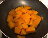 Foto del passaggio 1 della ricetta Vellutata di zucca con pane croccante speziato🎃🍞