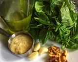 Foto del paso 2 de la receta: Salsa Pesto 💝 Albahaca 🌿 mi salsa preferida 😍 con pasta farfalle, sola o con albóndigas
