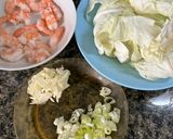 Foto langkah ke 1 dari resep Tumis Udang dan Kol.