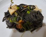 Foto del paso 7 de la receta: Spaghetti negro en salsa de sepia con camagrocs y espárragos