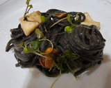 Foto del paso 7 de la receta: Spaghetti negro en salsa de sepia con camagrocs y espárragos