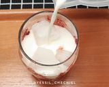 Foto langkah ke 3 dari resep Korean Strawberry Milk.