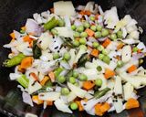A picture of step 2 of Mixed vegetables with puffed rice.