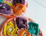 Foto langkah ke 8 dari resep Dadar Gulung Rainbow Rose (Mawar Pelangi).