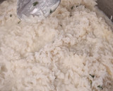 Foto del paso 3 de la receta: Arroz quesú (arroz con queso) y salsa de salchichas