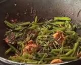 รูปขั้นตอนการทำที่ 3 ของ ผักบุ้งผัดพริกแกงไข่เค็ม