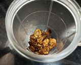 A picture of step 2 of Almond sukeli smoothie.