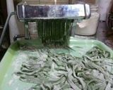 Foto del paso 4 de la receta: Fideos caseros de espinaca