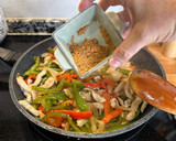 Foto del paso 5 de la receta: 🇲🇽 Fajitas de pollo
