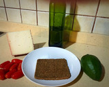 Foto del paso 1 de la receta: Pan alemán, aguacate, queso y tomate