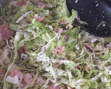 Foto del paso 5 de la receta: Ensalada de repollo y tocino
