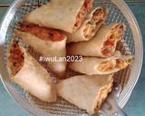 Foto langkah ke 5 dari resep Pangsit Lipat Isi Mie Tahu.
