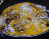 Foto del paso 6 de la receta: Revuelto de huevo con champiñones