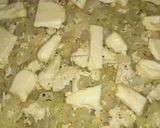 Foto del paso 2 de la receta: Tarta de cebollas, pollo y queso (sin huevos)