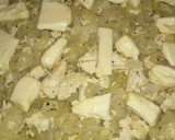 Foto del paso 2 de la receta: Tarta de cebollas, pollo y queso (sin huevos)