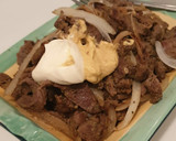 Foto del paso 5 de la receta: Carne de cordero con cebolla marinada al mostaza