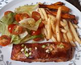 Foto del paso 8 de la receta: Salmón jerk con chips y ensalada