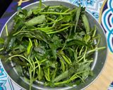 รูปขั้นตอนการทำที่ 1 ของ ยอดใบมันเทศผัดน้ำพริกเผา/Stir Fried Sweet Potato Leaves with Thai Chili Paste